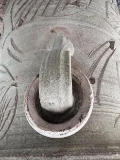 Dreieckiges Gefäß aus Terrakotta mit Gravuren