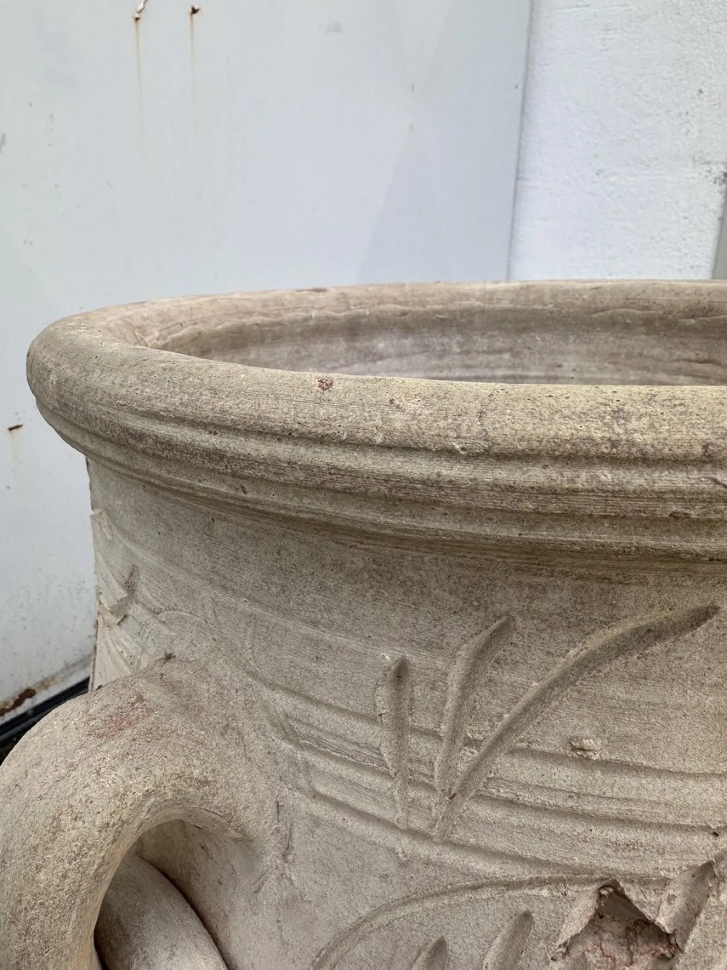 Dreieckiges Gefäß aus Terrakotta mit Gravuren