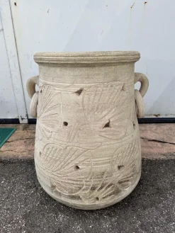 Dreieckiges Gefäß aus Terrakotta mit Gravuren