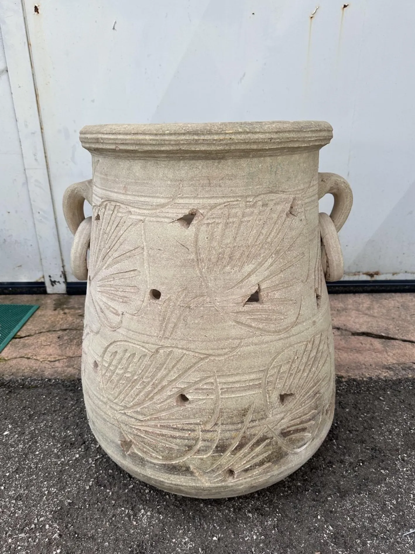 Dreieckiges Gefäß aus Terrakotta mit Gravuren