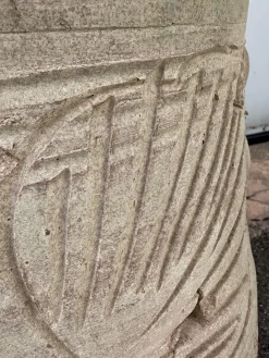 Dreieckiges Gefäß aus Terrakotta mit Gravuren