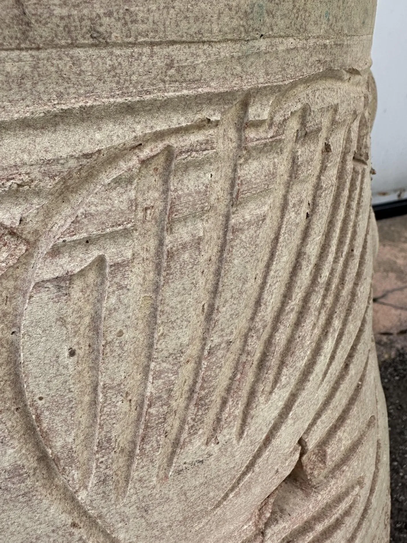 Dreieckiges Gefäß aus Terrakotta mit Gravuren