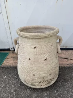 Dreieckiges Gefäß aus Terrakotta mit Gravuren