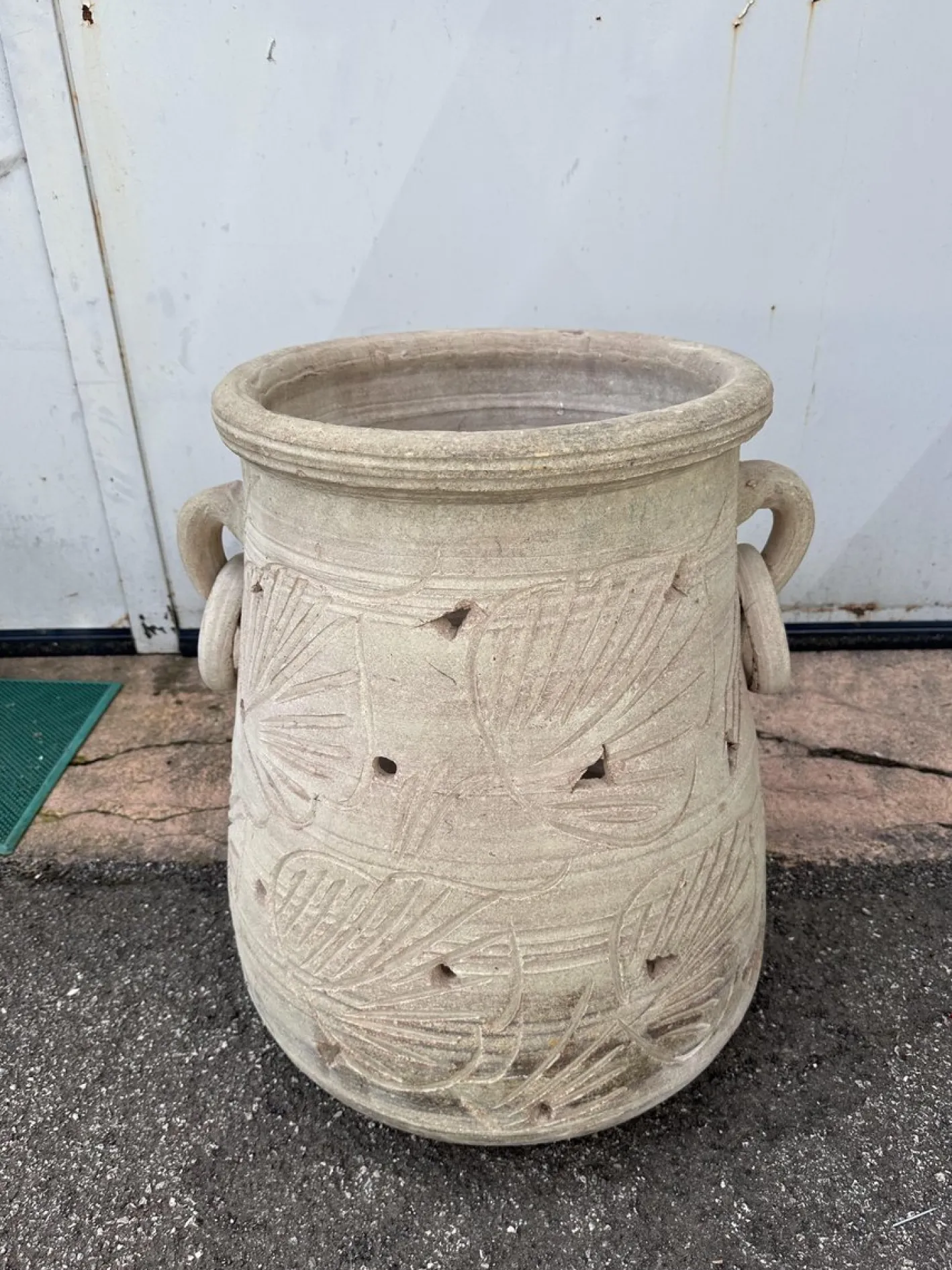 Dreieckiges Gefäß aus Terrakotta mit Gravuren