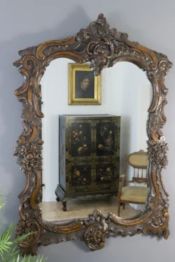 Dunkelbrauner Wandspiegel aus geschnitztem Holz im Rokoko-Stil