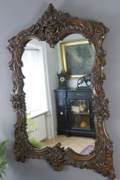 Dunkelbrauner Wandspiegel aus geschnitztem Holz im Rokoko-Stil