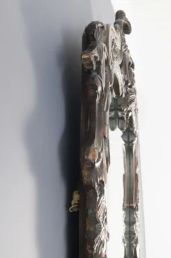 Dunkelbrauner Wandspiegel aus geschnitztem Holz im Rokoko-Stil