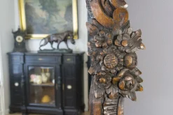 Dunkelbrauner Wandspiegel aus geschnitztem Holz im Rokoko-Stil