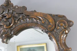 Dunkelbrauner Wandspiegel aus geschnitztem Holz im Rokoko-Stil