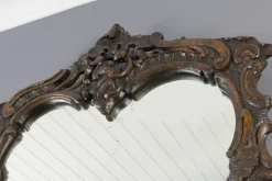 Dunkelbrauner Wandspiegel aus geschnitztem Holz im Rokoko-Stil