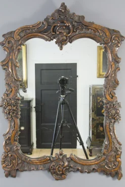Dunkelbrauner Wandspiegel aus geschnitztem Holz im Rokoko-Stil
