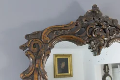 Dunkelbrauner Wandspiegel aus geschnitztem Holz im Rokoko-Stil