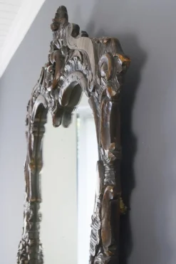 Dunkelbrauner Wandspiegel aus geschnitztem Holz im Rokoko-Stil