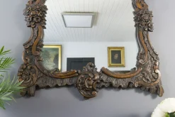 Dunkelbrauner Wandspiegel aus geschnitztem Holz im Rokoko-Stil