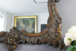Dunkelbrauner Wandspiegel aus geschnitztem Holz im Rokoko-Stil