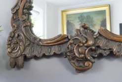 Dunkelbrauner Wandspiegel aus geschnitztem Holz im Rokoko-Stil