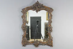 Dunkelbrauner Wandspiegel aus geschnitztem Holz im Rokoko-Stil
