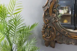 Dunkelbrauner Wandspiegel aus geschnitztem Holz im Rokoko-Stil
