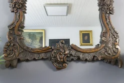 Dunkelbrauner Wandspiegel aus geschnitztem Holz im Rokoko-Stil