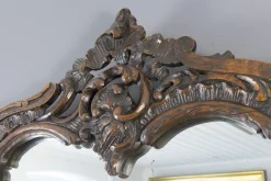 Dunkelbrauner Wandspiegel aus geschnitztem Holz im Rokoko-Stil