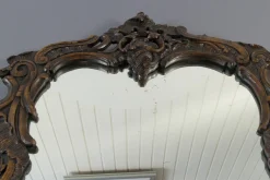 Dunkelbrauner Wandspiegel aus geschnitztem Holz im Rokoko-Stil