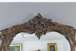 Dunkelbrauner Wandspiegel aus geschnitztem Holz im Rokoko-Stil