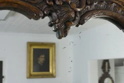 Dunkelbrauner Wandspiegel aus geschnitztem Holz im Rokoko-Stil