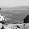 Erich Andres, Mann und Frau sitzend auf einer Klippe auf der Insel Delos, Griechenland, 1952, Fotografie