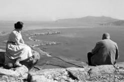 Erich Andres, Mann und Frau sitzend auf einer Klippe auf der Insel Delos, Griechenland, 1952, Fotografie