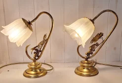 Florentiner Tischlampen mit goldfarbenen Metallgestellen und Schirmen aus Milchglas, 1970er, 2er Set