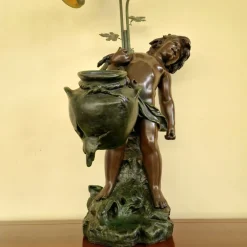 Französische Jugendstil Tischlampe mit Bronzefigur von Auguste Moreau und Lampenschirmen aus Glas