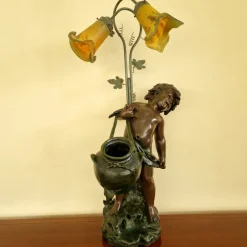 Französische Jugendstil Tischlampe mit Bronzefigur von Auguste Moreau und Lampenschirmen aus Glas
