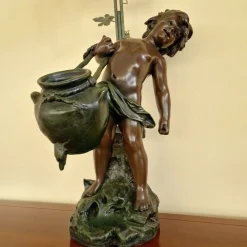Französische Jugendstil Tischlampe mit Bronzefigur von Auguste Moreau und Lampenschirmen aus Glas