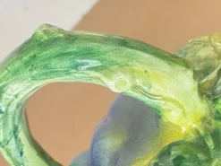 Französische Majolica Barbotine Trauben Krüge in Lila und Grün