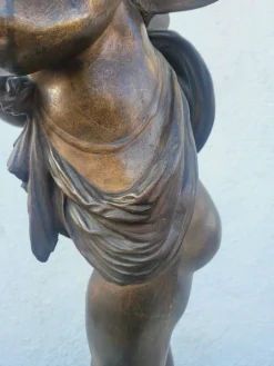 Geflügelter Putto zu Fuß, Ende 19. – Anfang 20. Jh., Bronze