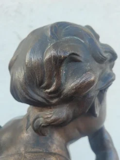Geflügelter Putto zu Fuß, Ende 19. – Anfang 20. Jh., Bronze