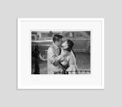 George Peppard und Audrey Hepburn Archival Pigment Print Gerahmte in Weiß