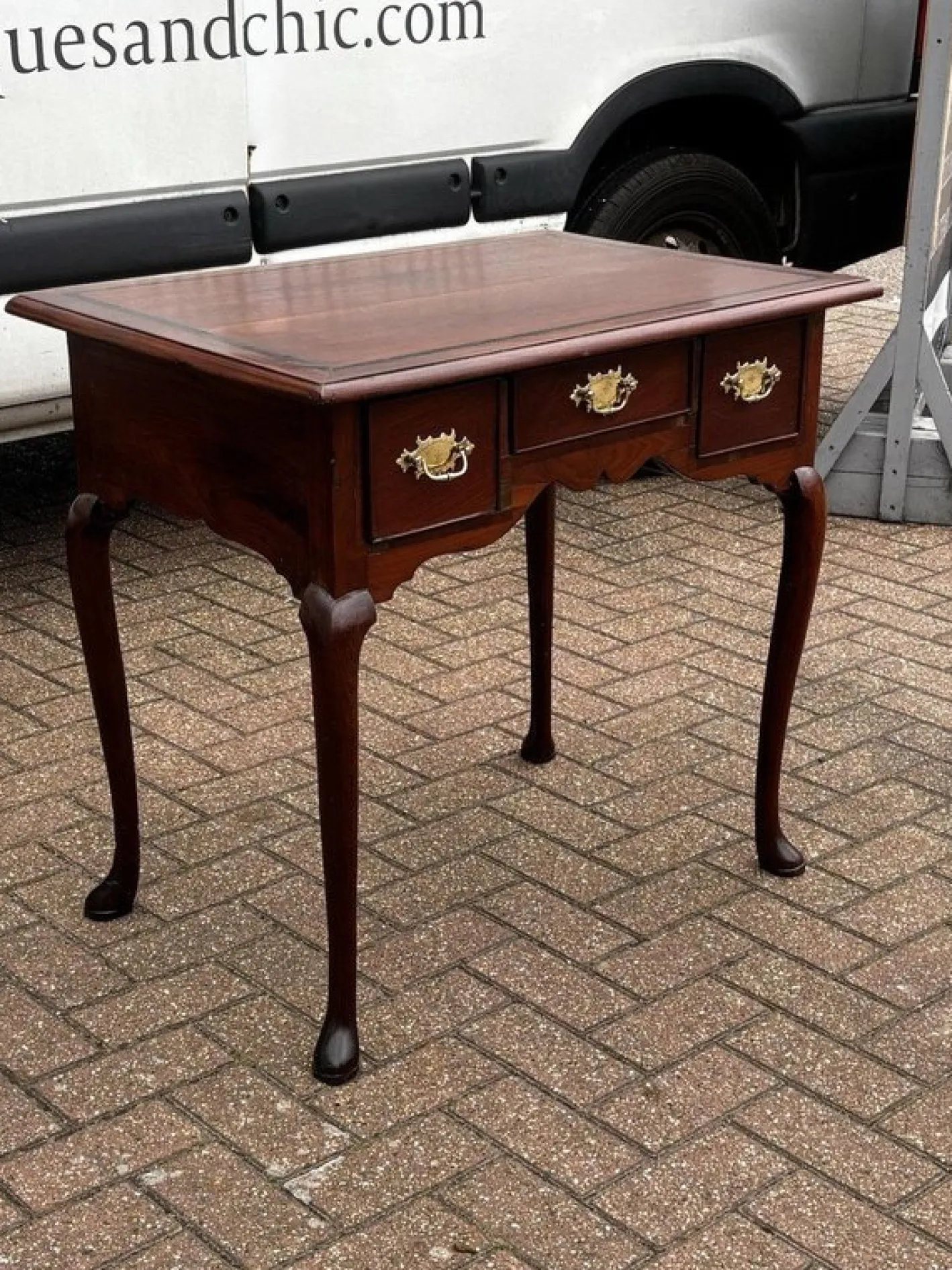 Georgianischer Lowboy aus Nussholz mit Griffen aus Messing