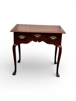 Georgianischer Lowboy aus Nussholz mit Griffen aus Messing