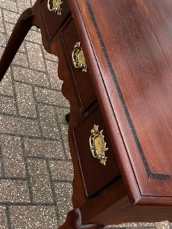 Georgianischer Lowboy aus Nussholz mit Griffen aus Messing