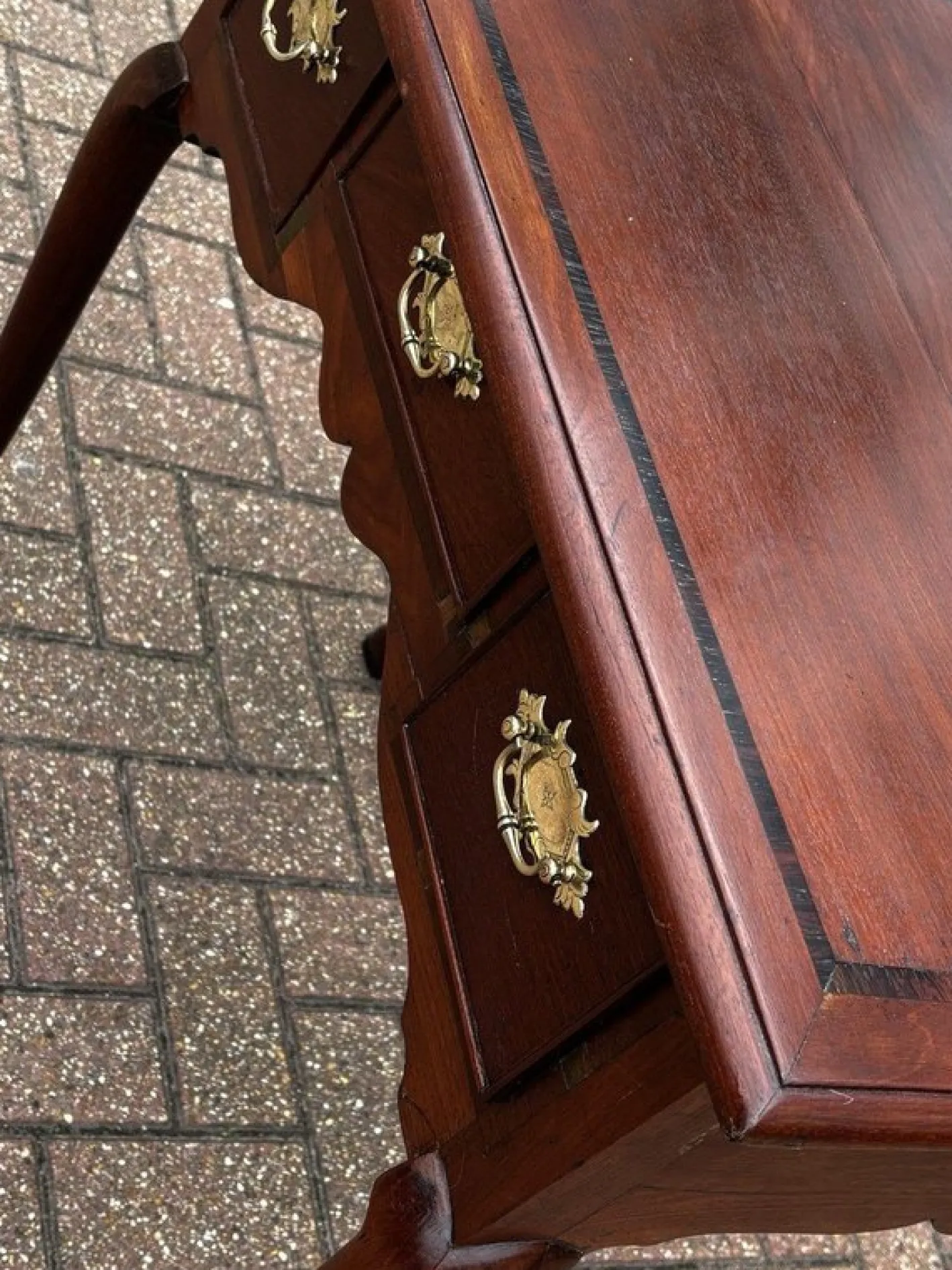 Georgianischer Lowboy aus Nussholz mit Griffen aus Messing