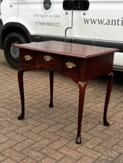 Georgianischer Lowboy aus Nussholz mit Griffen aus Messing