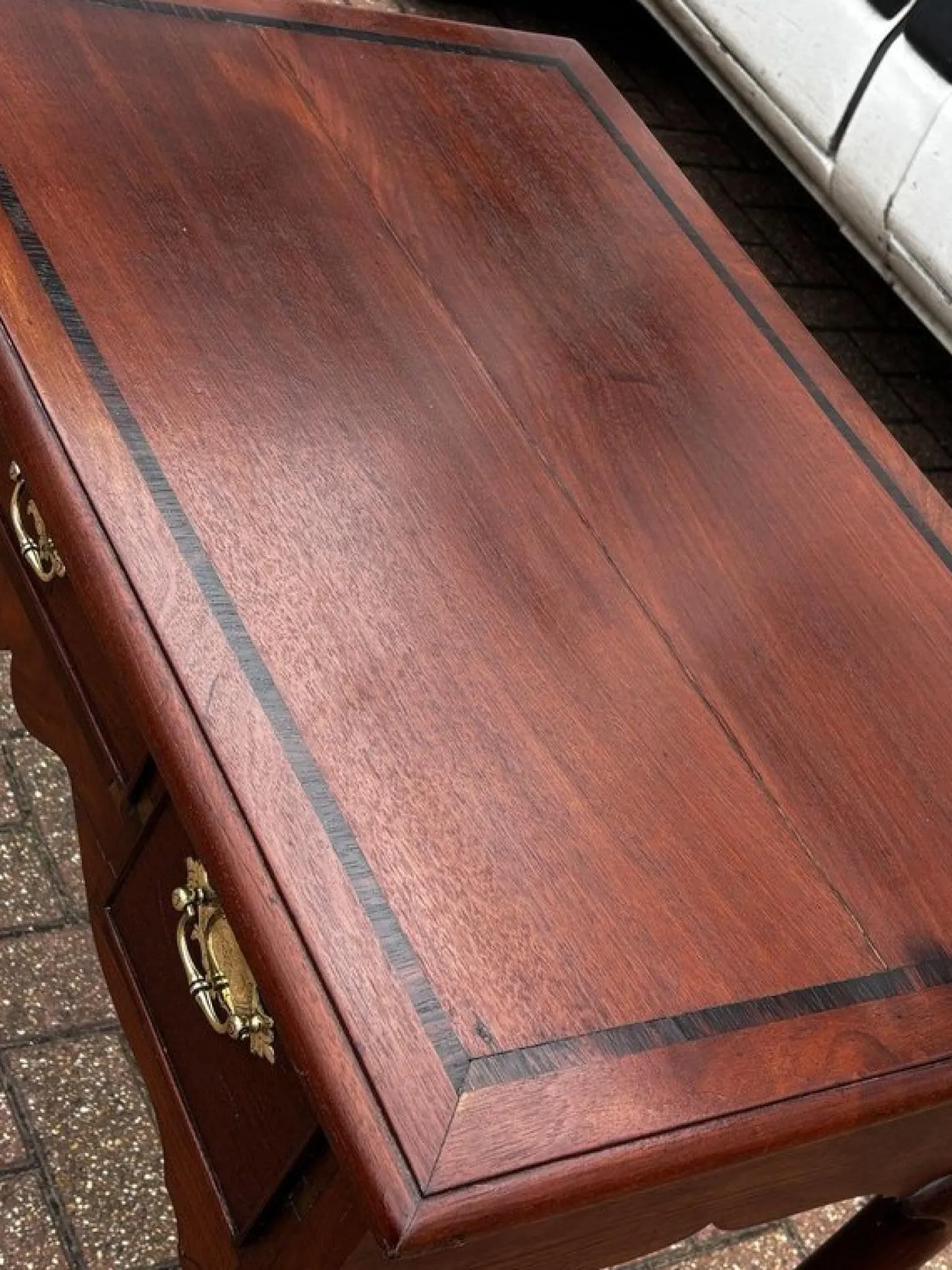 Georgianischer Lowboy aus Nussholz mit Griffen aus Messing