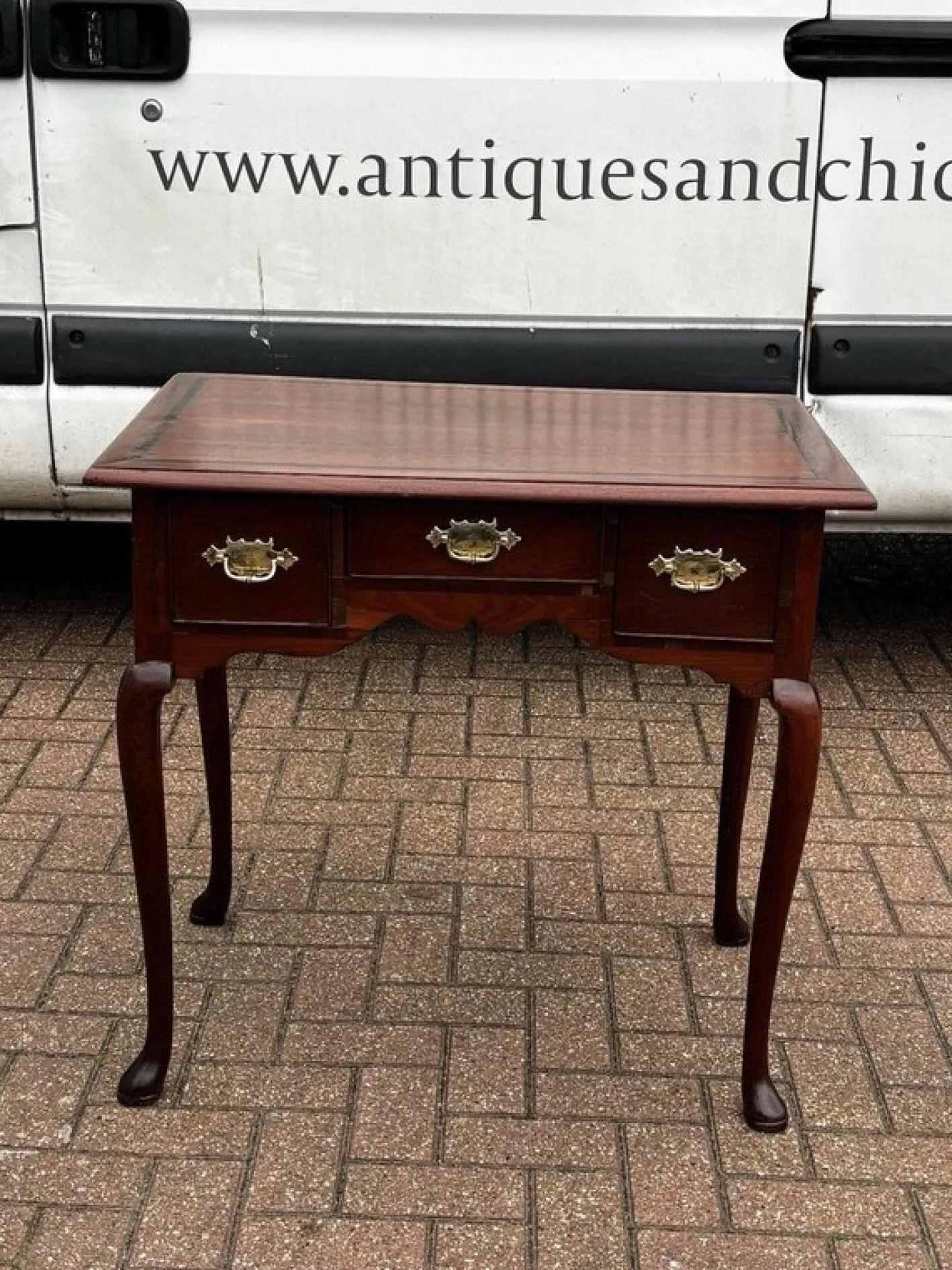 Georgianischer Lowboy aus Nussholz mit Griffen aus Messing