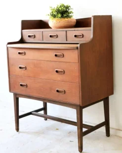 Geschwungener Mid-Century Frisiertisch aus Teak mit ausziehbarem Spiegel