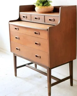 Geschwungener Mid-Century Frisiertisch aus Teak mit ausziehbarem Spiegel