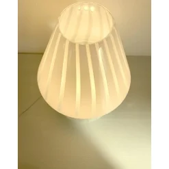 Gestreifte milchig-weiße Fungo Murano Glas Tischlampe von Simoeng