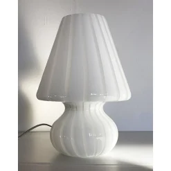 Gestreifte milchig-weiße Fungo Murano Glas Tischlampe von Simoeng