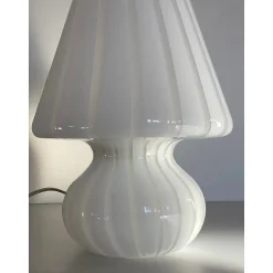 Gestreifte milchig-weiße Fungo Murano Glas Tischlampe von Simoeng