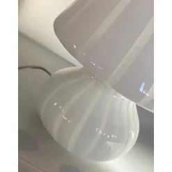 Gestreifte milchig-weiße Fungo Murano Glas Tischlampe von Simoeng